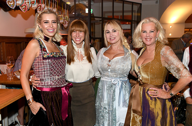 Verena Kerth,  Wirtin Eva Hochreiter, Christine Zierl, Astrid Söll  beim "Wiesn ansitzen" im Hochreiters Steirer am Markt   (©Fotos: Wolfgang Breiteneicher)